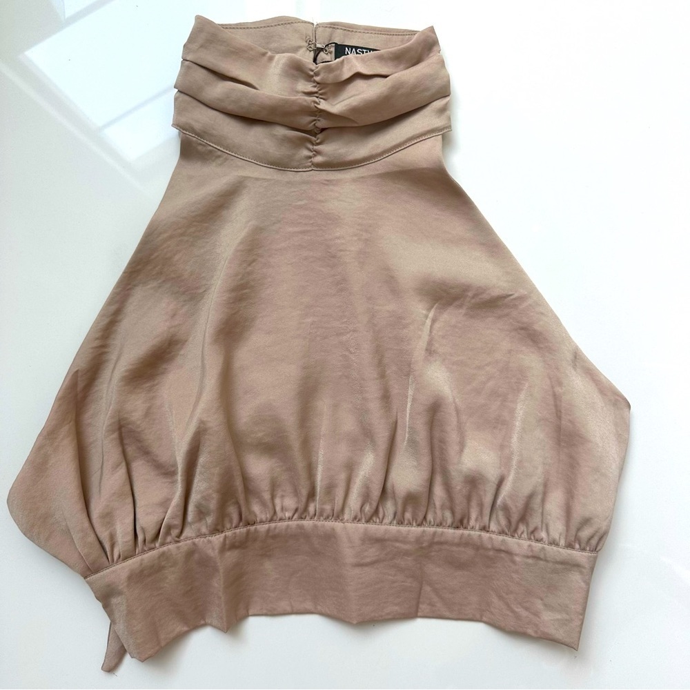 Trendy cropped halter NWT